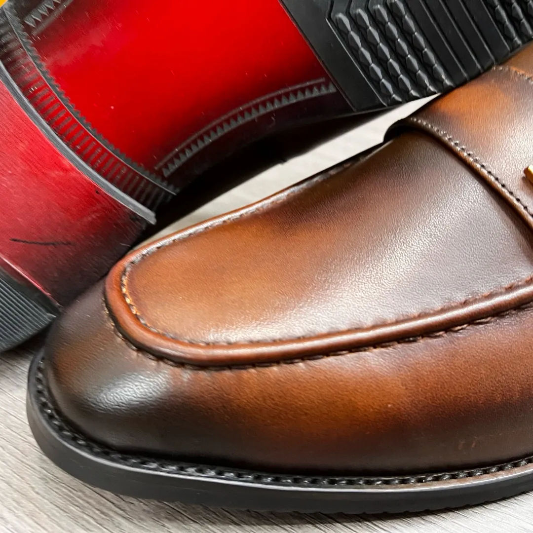 Factory price: 520💰-(LV) men’s formal leather shoes! Genuine molded horsebit, a classic must-have for your shoe cabinet! The feet are particularly delicate! This Gucci original version is a set last, and we are consistent with the counter! Therefore, it is more comfortable in terms of last shape and comfort! Take it to the counter and compare at will! Good shoes are more than just what they make! But grasp the essence from the inside out! Material: Imported first-layer cowhide! Genuine leather outsole imported from Italy, size: 39-44 (38/45 customized, non-refundable)